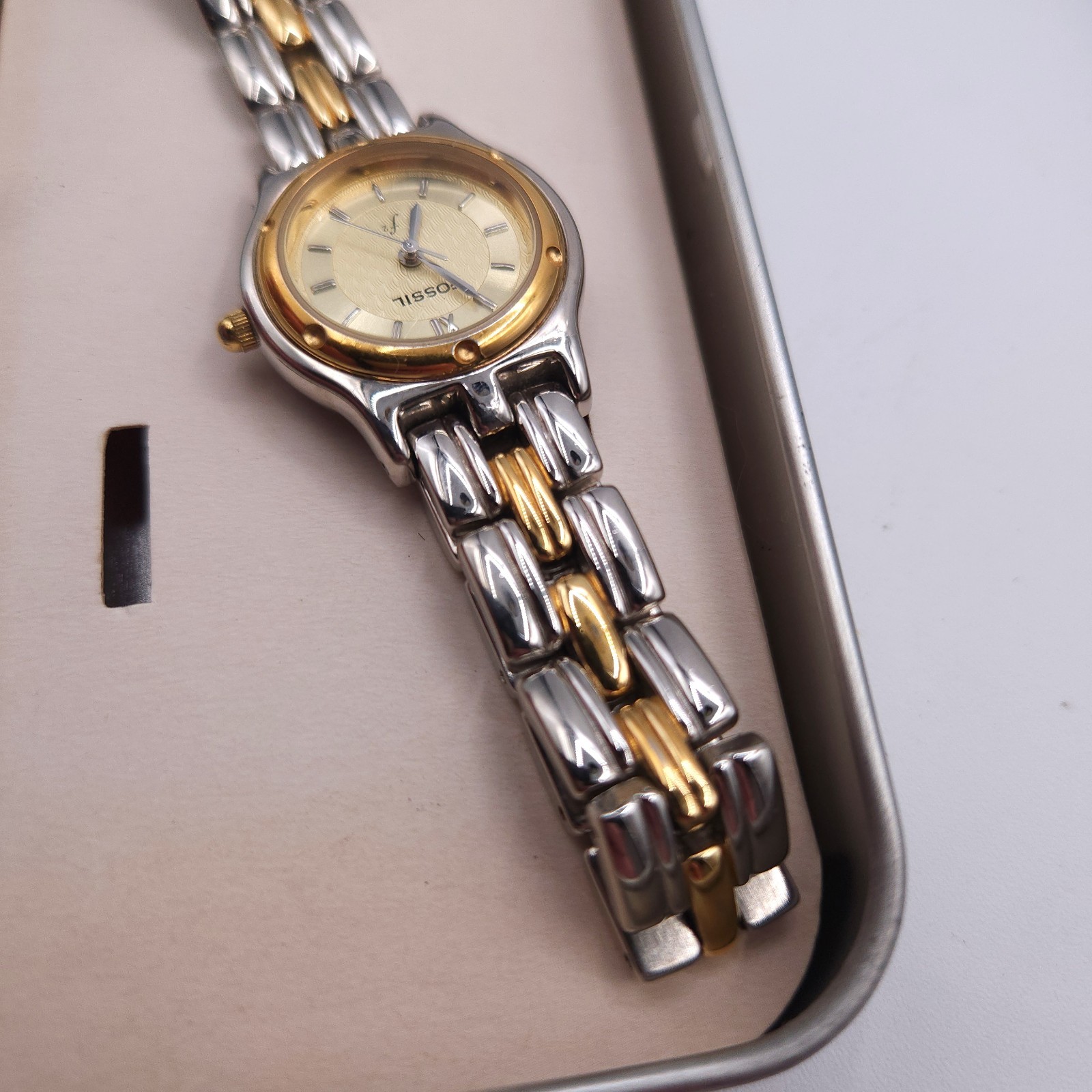 Fossil F2 ES-8775 Water Resistant Quartz Analog Ladies Watch IN OG TIN Sz. 9.5″