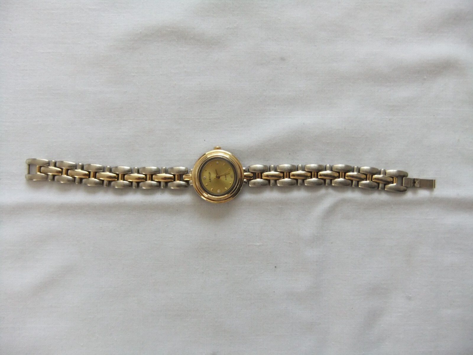 Vintage Ladies ARTOP Gold Tone Bracelet Quartz Watch 3ATM