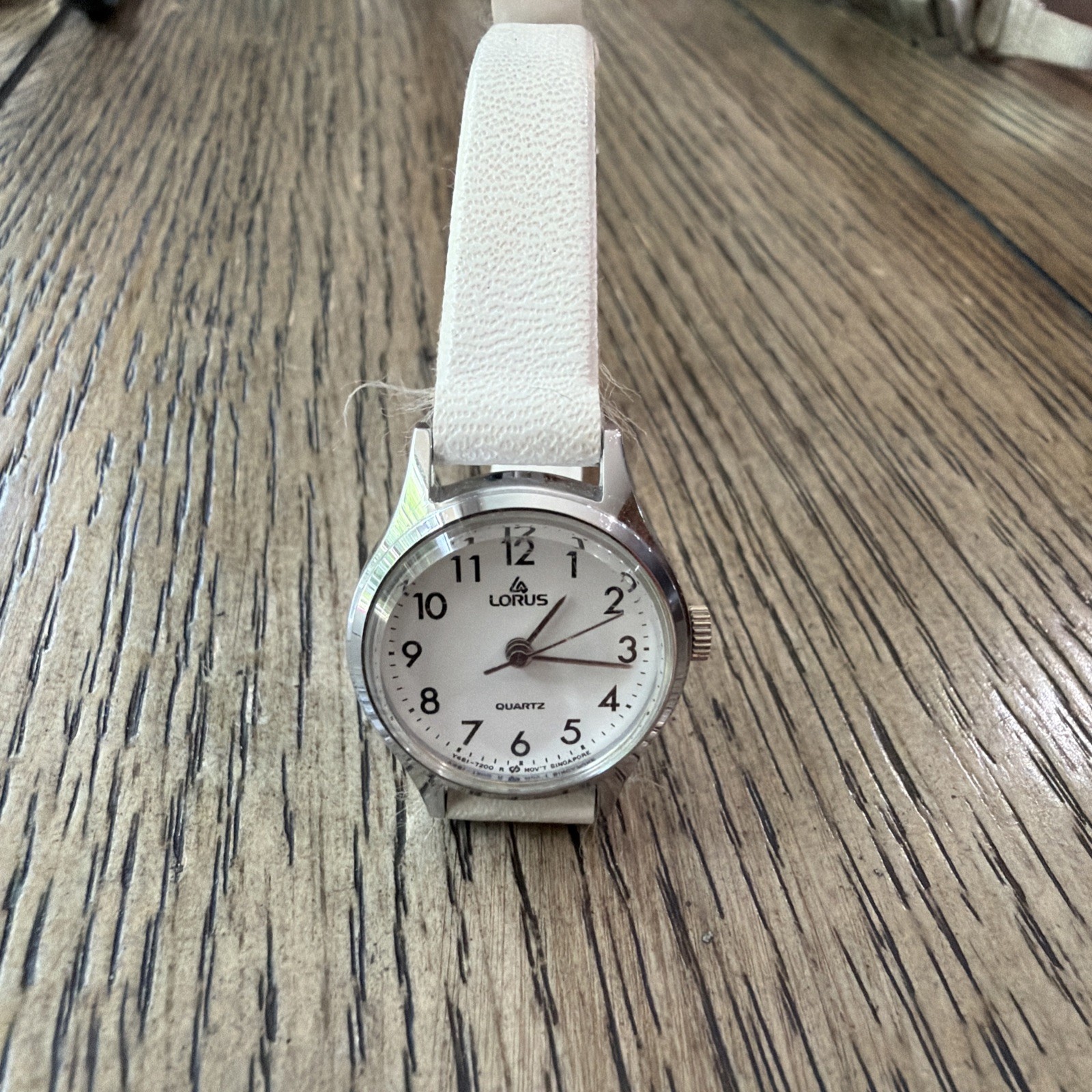 Women’s Vintage LORUS Classic 21mm Silver Tone Watch Leather Band V232-0070