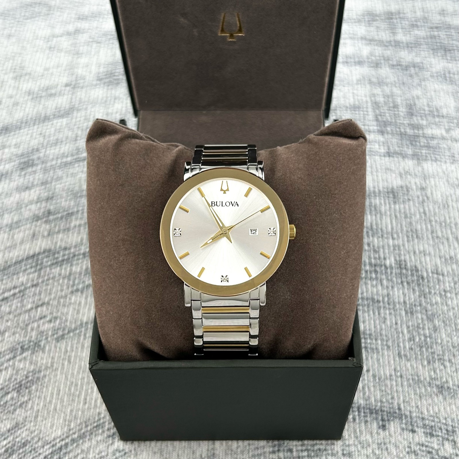 New Bulova Men’s Futuro Modern 98D151 Silver Quartz Calendar Watch 42 MM