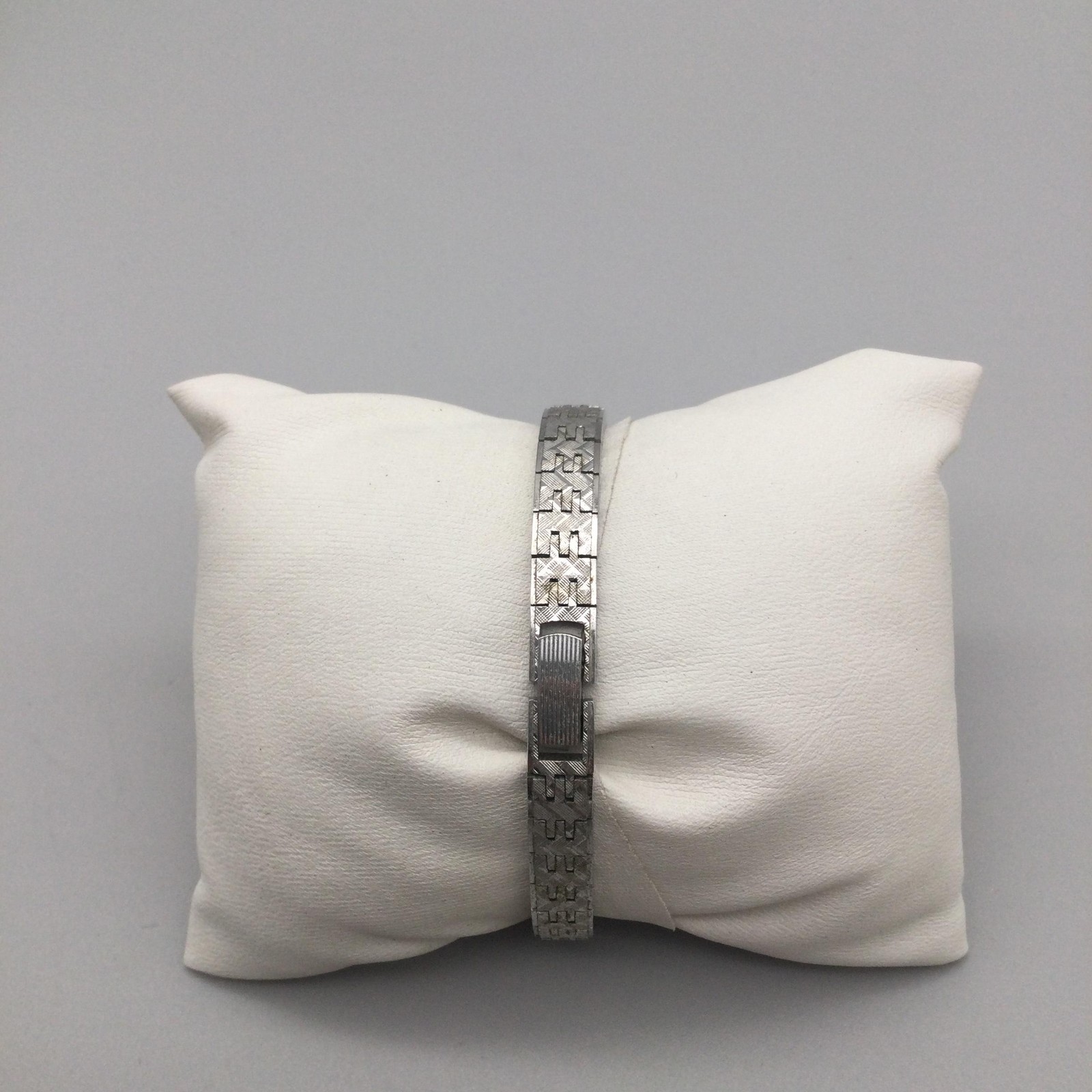 Vintage Caravelle Womens Watch 14mm White Dial Silver Tone Manual Wind 6.5″