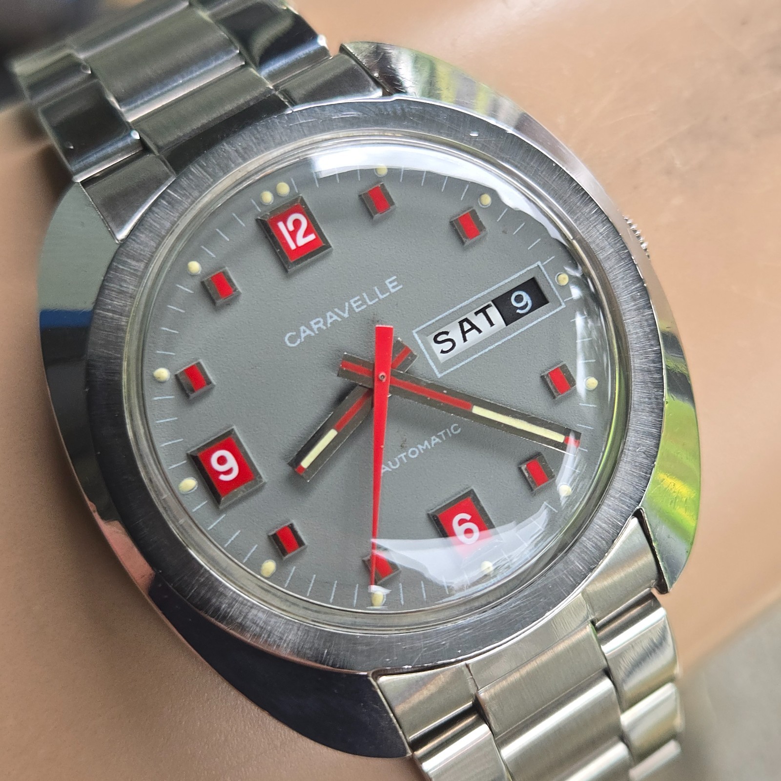 Vintage CARAVELLE men’s automatic watch day/date Grey dial red hour markers 1973
