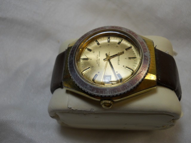 Caravelle Men’s Dive Watch 333 11UTCD Q103 N7 Faded Red Bezel Leather Band RUNS!