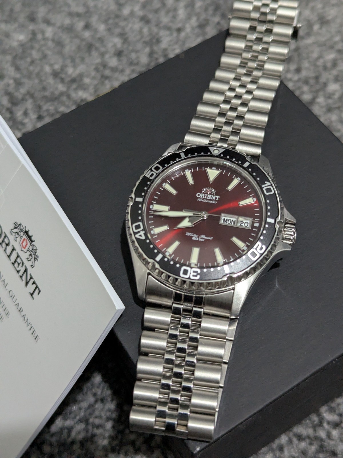 Orient Kamasu Sunburst Red Sapphire Glass Dial – 2 x Stainless Steel Bracelets