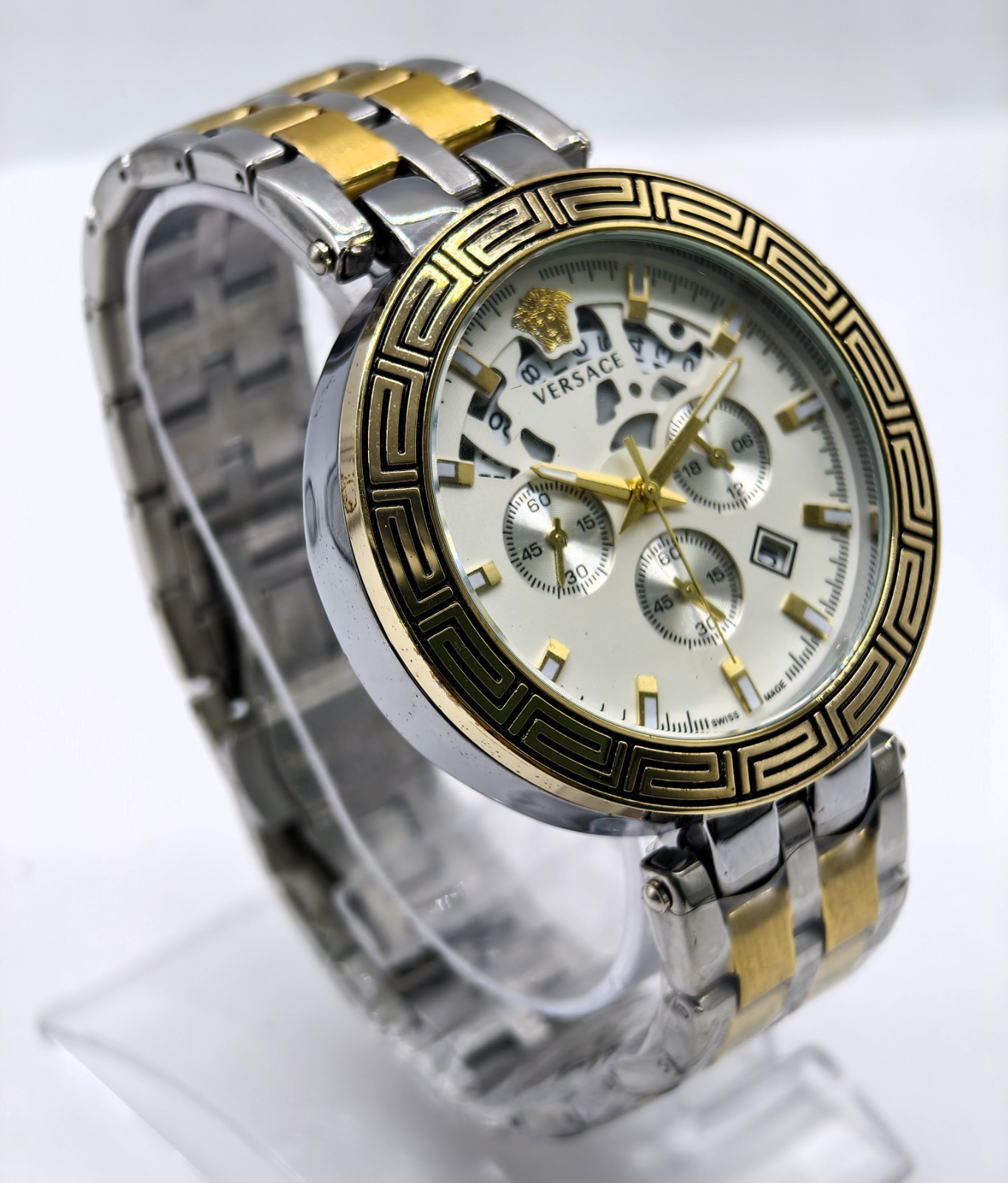 Awesome Versace Chronograph Date Indicator Quartz Analog Men’s Wrist Watch