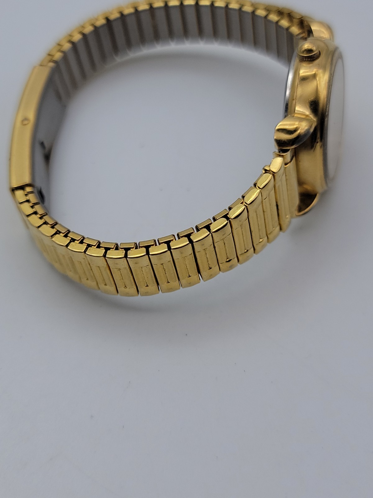 Vtg Guess Women Watch 25mm Gold Tone Stretch Band 6.25″-8.5″, Runs