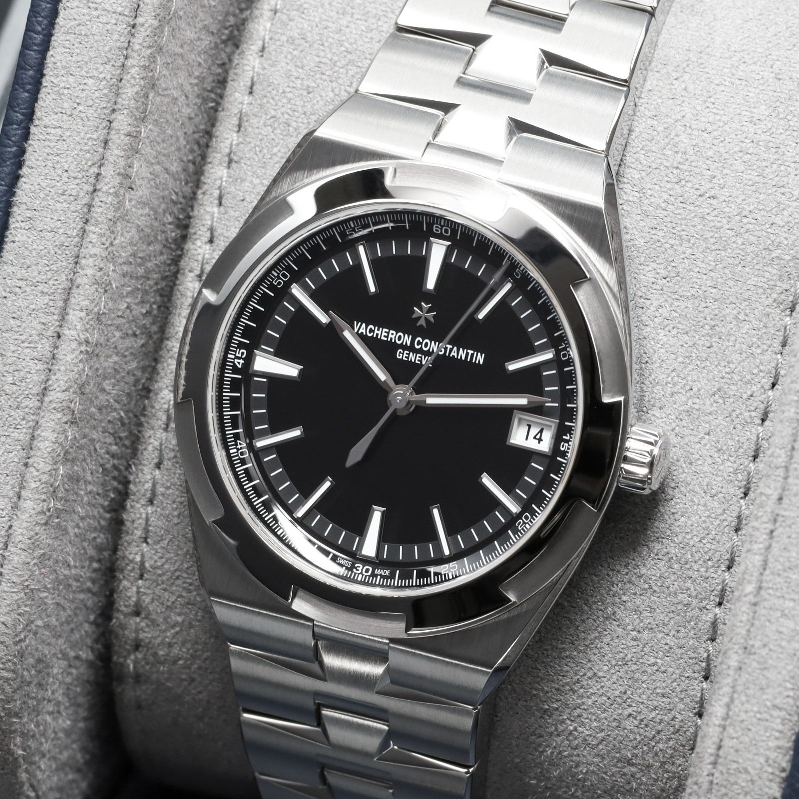 Vacheron Overseas 41mm 2025 Complete Steel Black Dial 4520V/210A-B483