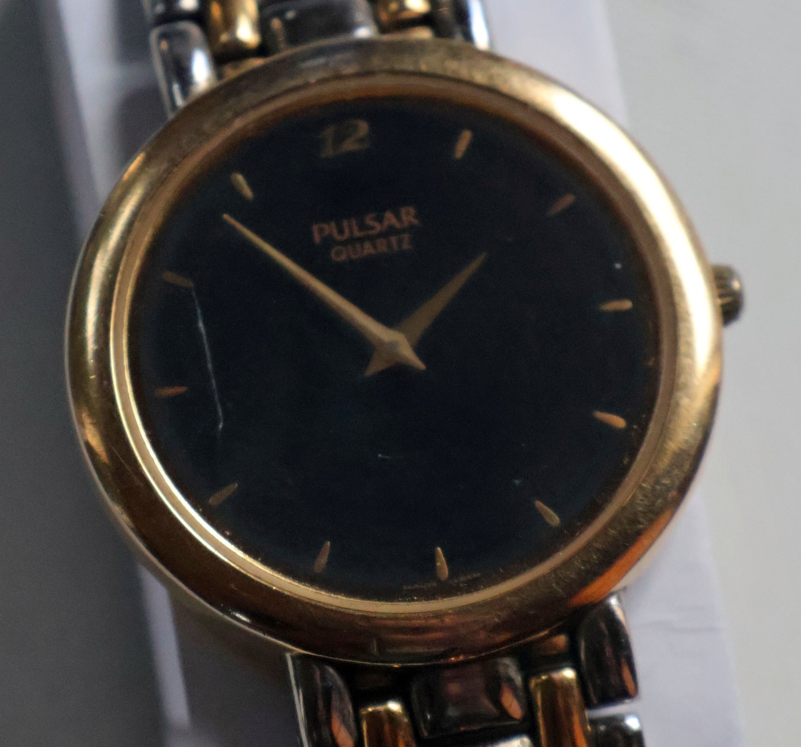 Vintage Pulsar V700-X018 Mens Round Gold Tone Watch, Black Face – New Battery