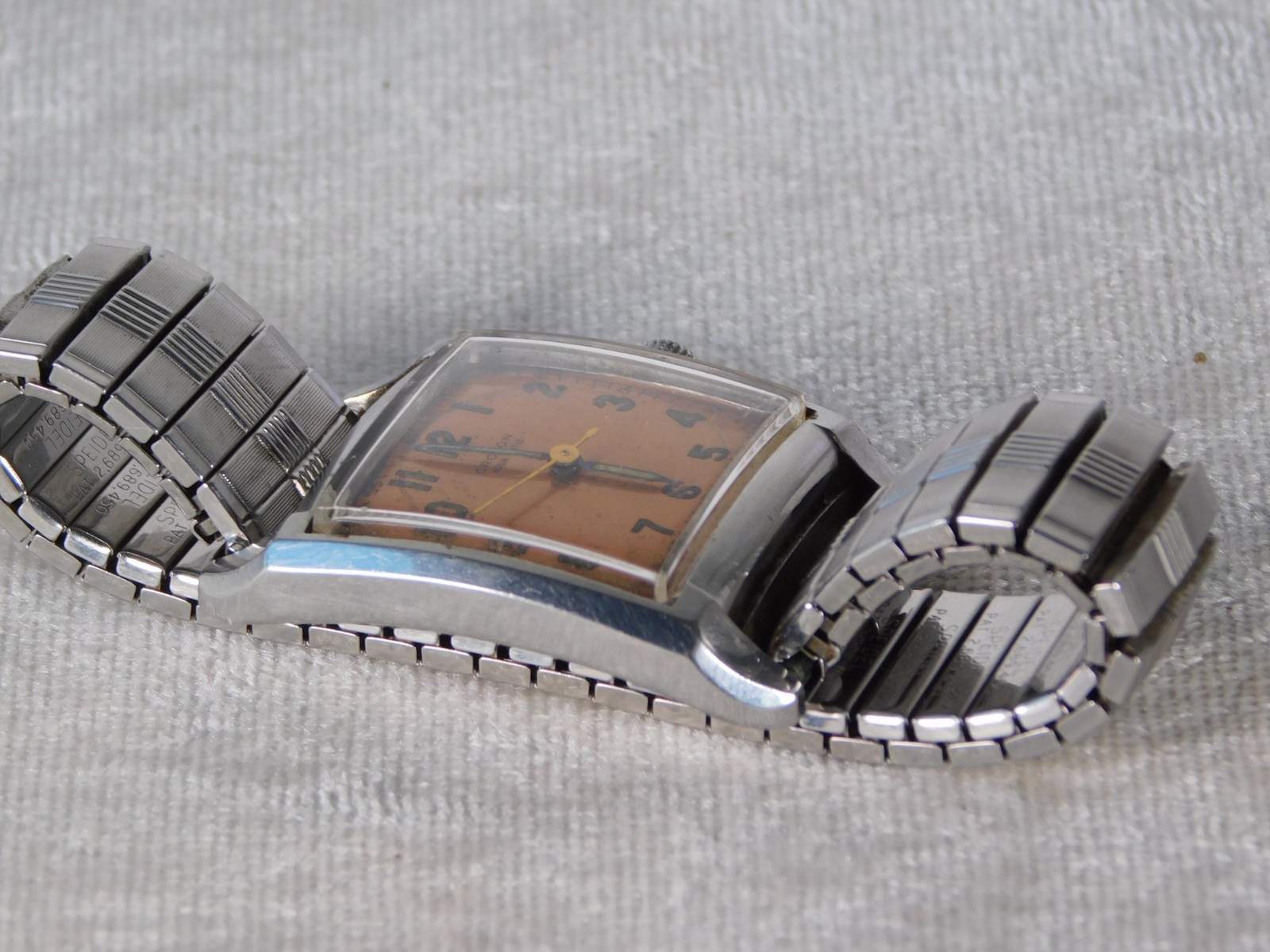 Vintage 1940’s Croton Swiss 17j Bumper Aquamatic Oversize 29mm Tank Watch Works