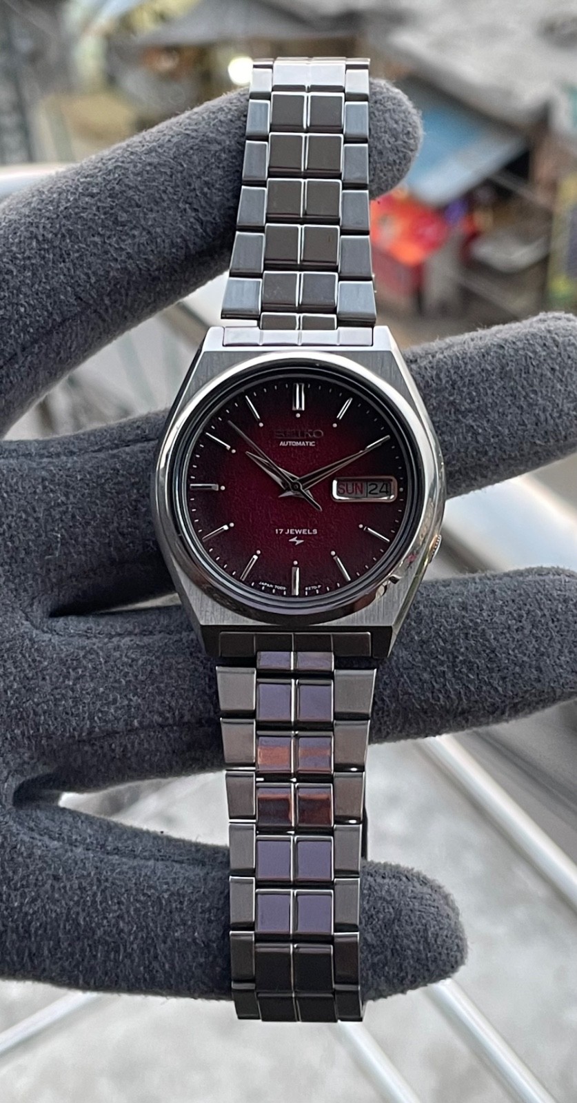 Rare Seiko 5 Red Texture Dial Cal 7009 17 Jewels Wrist Watch Mens Japan