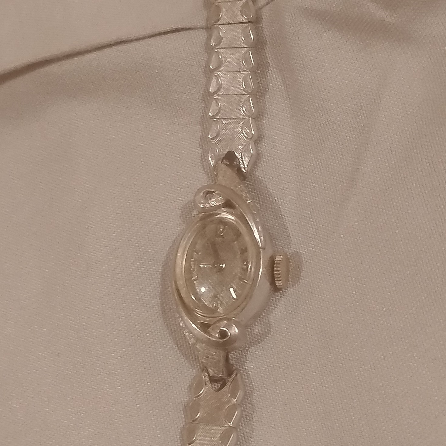 Women’s Silver Oval Dress Wristwatch Analog Metal Bracelet Band Formal Style