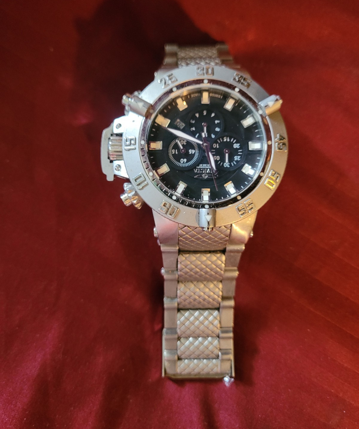 Analog Chronograph Wristwatch Black Dial Baton Indexes Silver Metal Bracelet