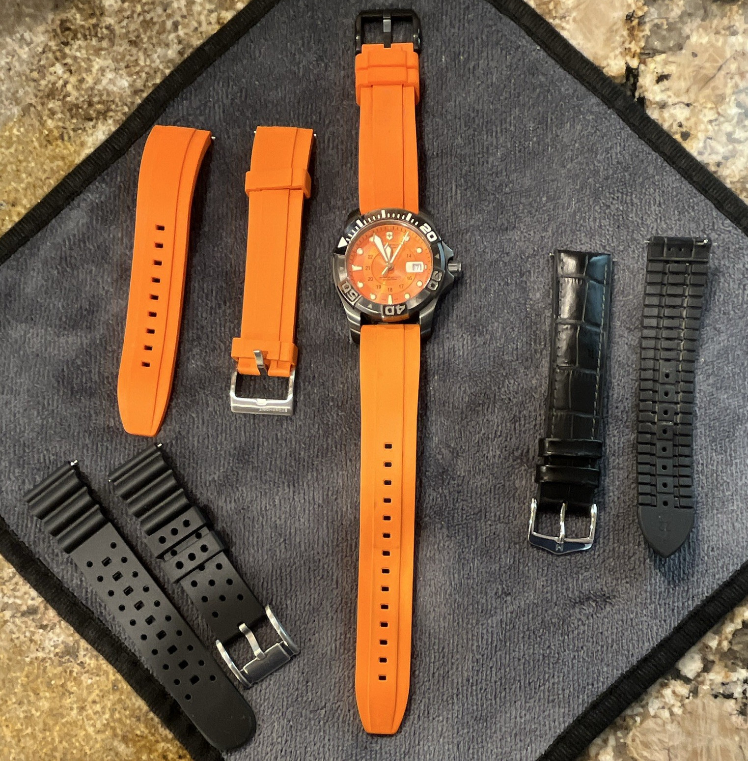 Victorinox Dive Master Automatic Diver 500m Orange Dial Date + Extra Straps