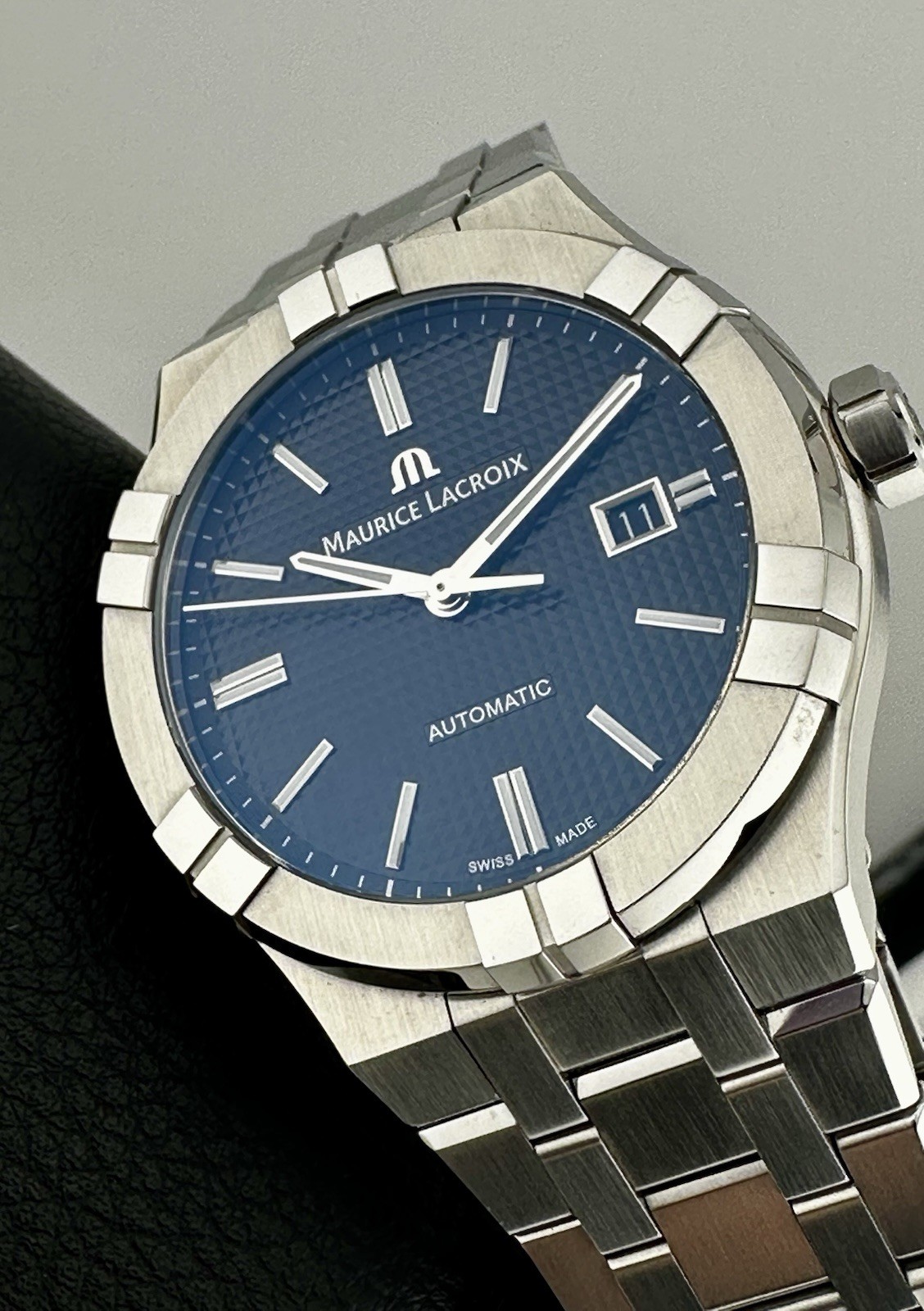 MAURICE LACROIX AIKON AUTOMATIC DATE 42mm Grey Motif Dial Swiss 200m AI6008