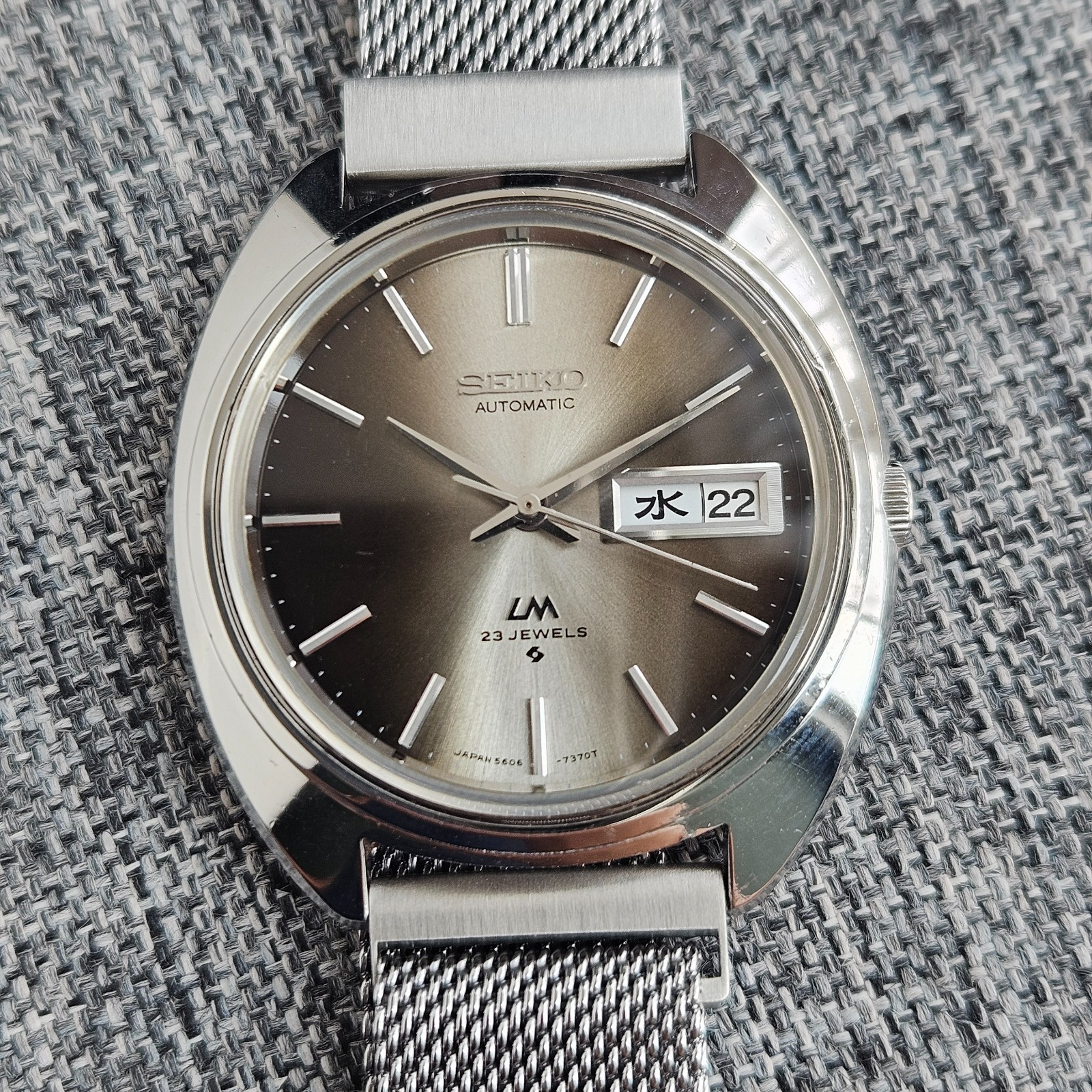 Vintage Seiko Lord Matic LM 5606-7151 Automatic 23 Jewels Grey Sunburst Dial Day