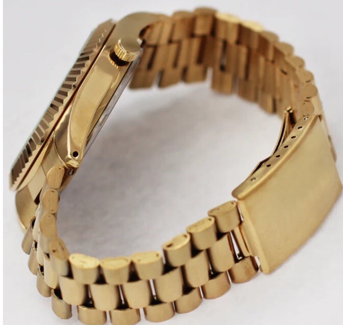 Mens Fashionable Watch W/Metal Band & Day and Date