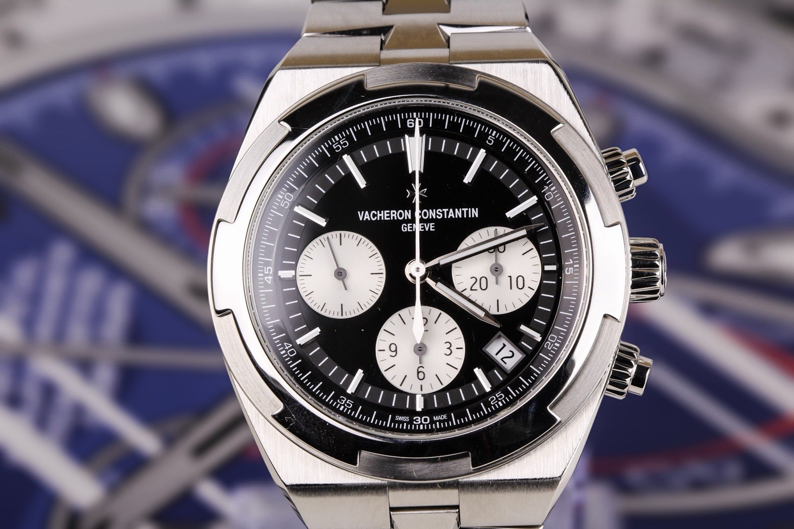Vacheron Constantin Overseas Chrono “Reverse Panda” | Ref. 5520V/210A-B481 Mint