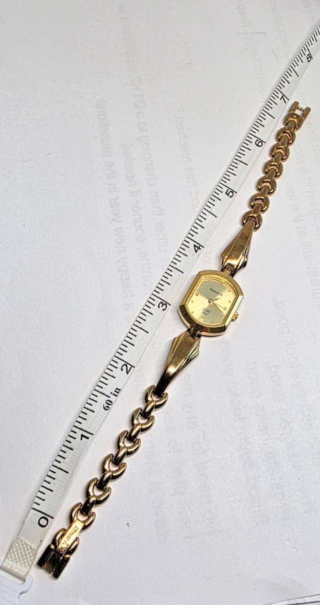 India Sonata Watch Gold Tone 8042YAA New Battery and Working