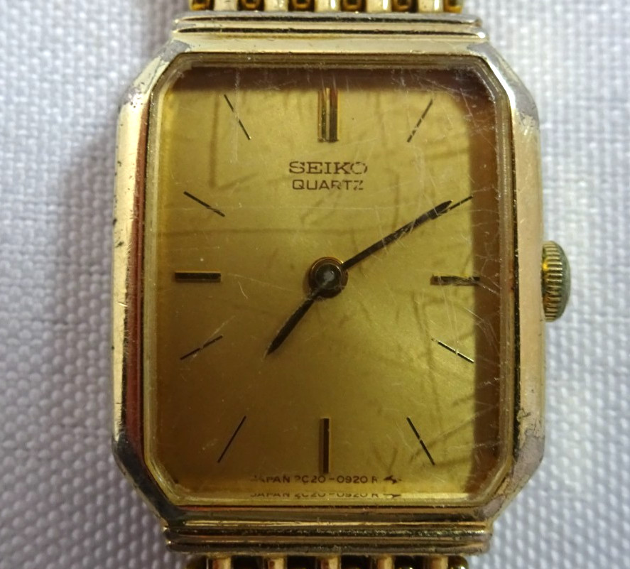 VINTAGE SEIKO LADIES QUARTZ 16mm WRIST WATCH ON 12mm BAND GOLD TONE 2C20-0920 R
