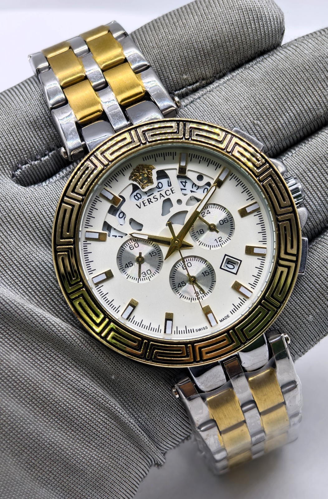 Awesome Versace Chronograph Date Indicator Quartz Analog Men’s Wrist Watch
