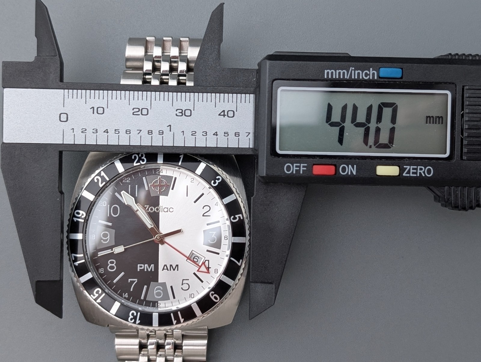 Zodiac GMT AM/PM Z02110 Stainless Steel Men’s Quartz Dive Watch Vintage 44mm
