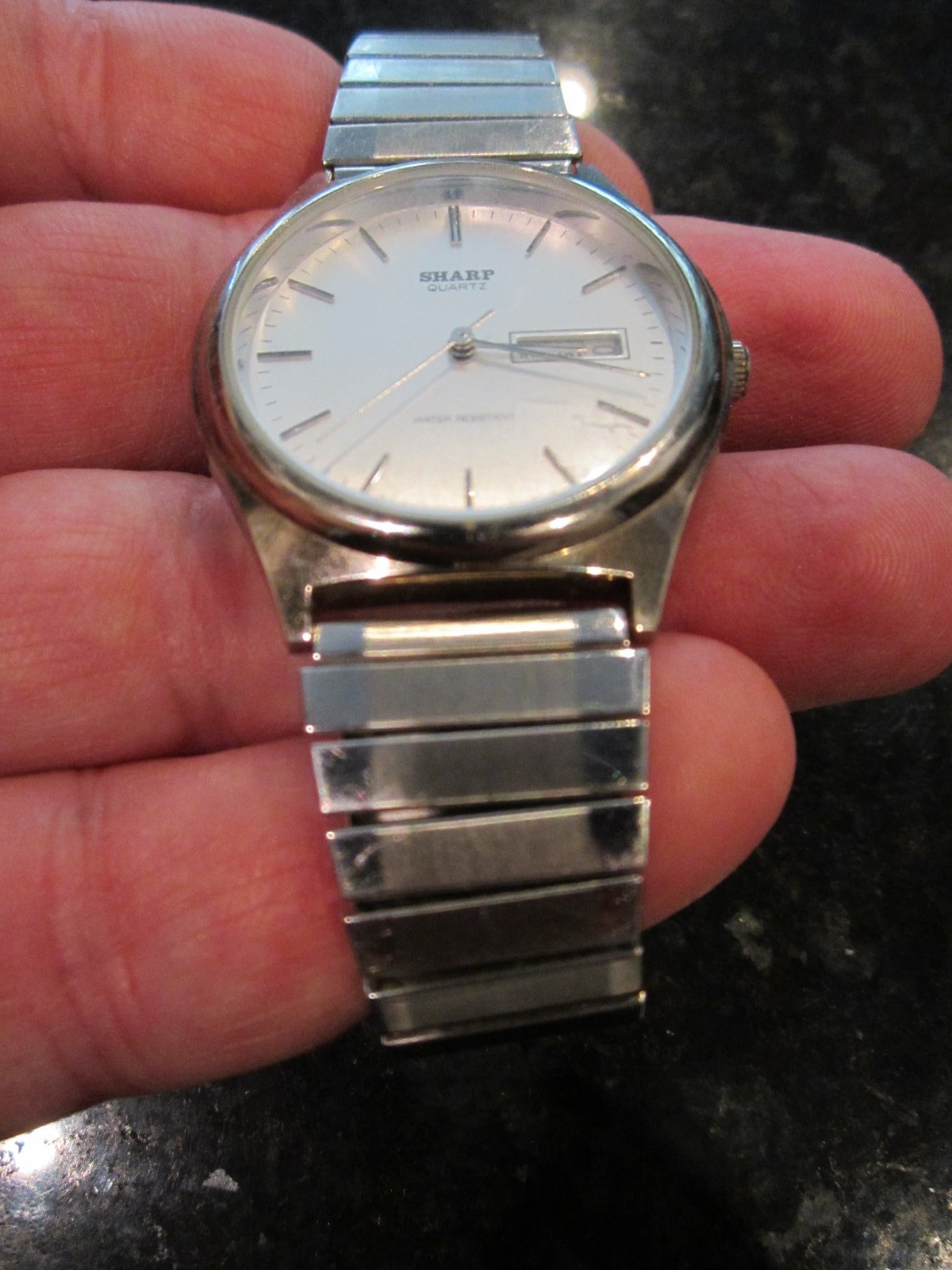 VINTAGE SHARP WATCH DAY MONTH MARKERS FITS TO 8 1/2″ WRIST – RUNS GREAT – OFC-R