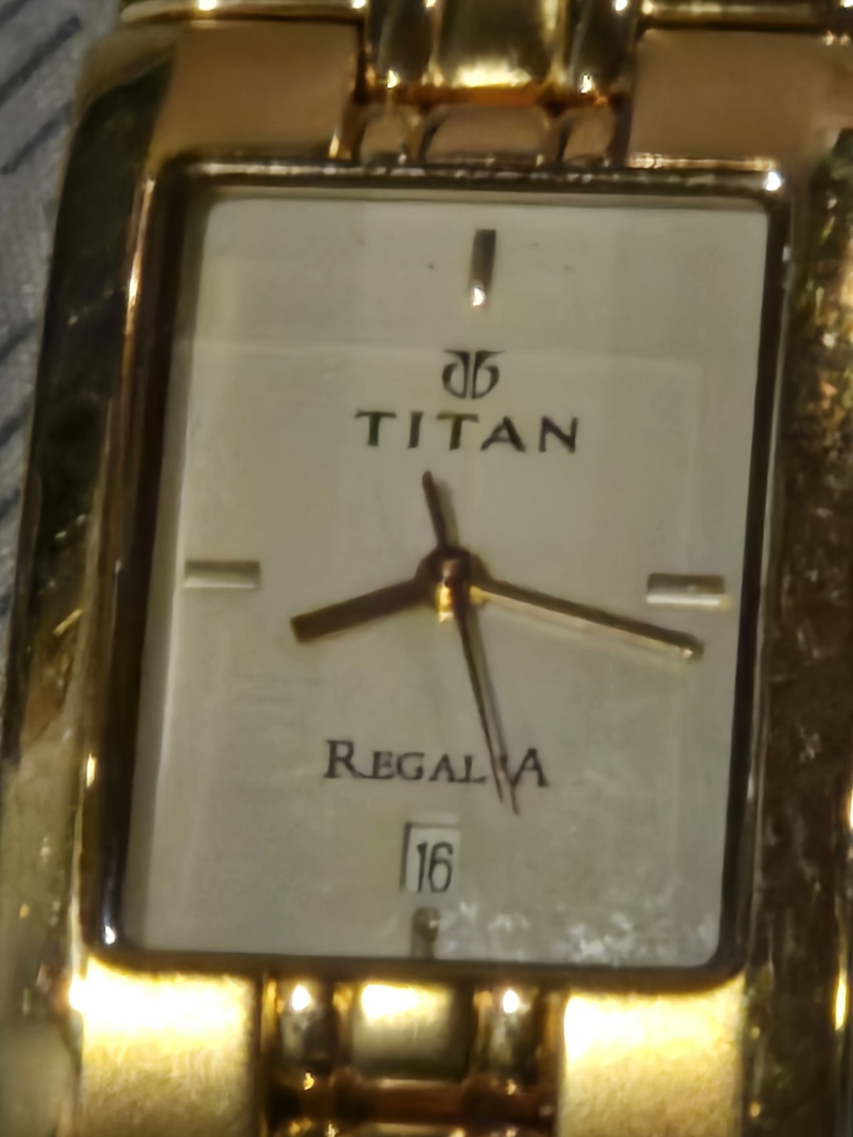 Titan Regalia Men’s Analog Watch White Dial 1124yea India
