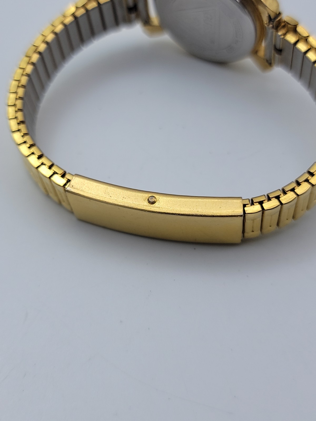 Vtg Guess Women Watch 25mm Gold Tone Stretch Band 6.25″-8.5″, Runs