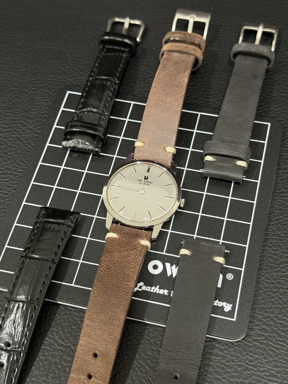 UNIVERSAL GENEVE Watch ULTRA THIN Silver Linen Dial Slim Vintage Swiss Manual