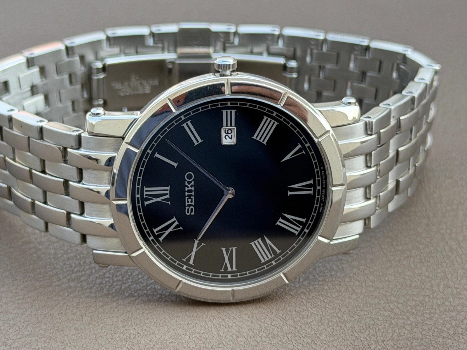 Vintage Seiko Quartz Wristwatch — Silver Case, Roman Numerals, Black Dial S-131