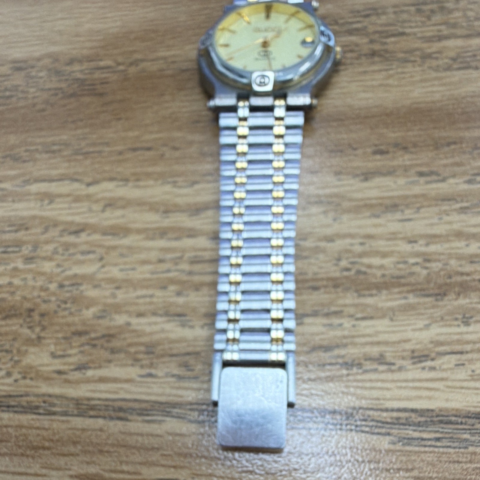 Gucci 9040L Quartz Gold Dial Two-Tone Stainless Bracelet Date Vintage 26mm