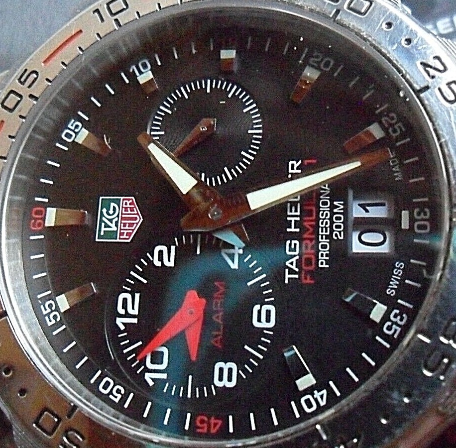 Men’s TAG Heuer Formula 1 200M Professional Swiss Quartz Diver’s Watch WAH111C
