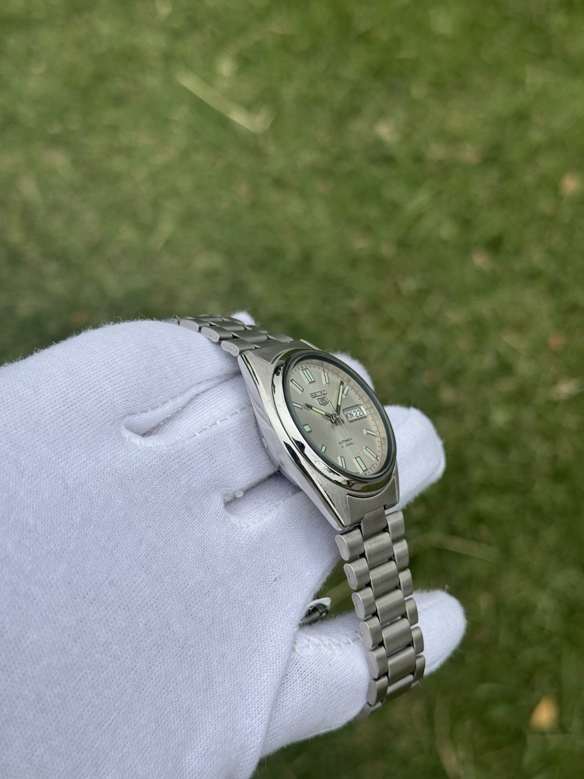 Vintage Seiko 5 Automatic 7S26 Mens Wrist Watch White Dial Day Date Japan 21J