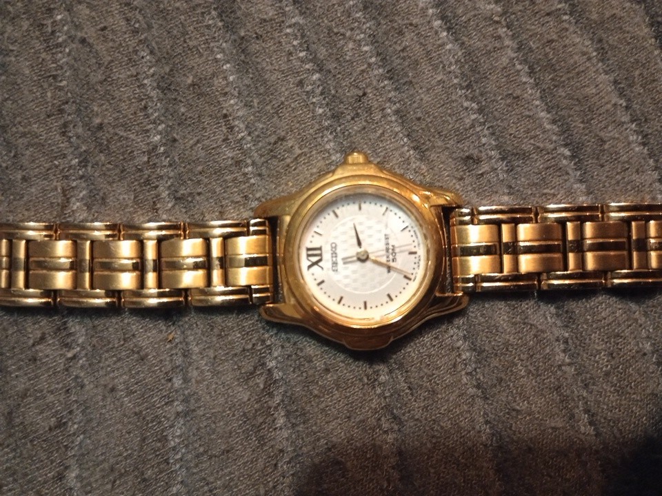 Ladies Seiko Watch 5 Bar V701-2J10