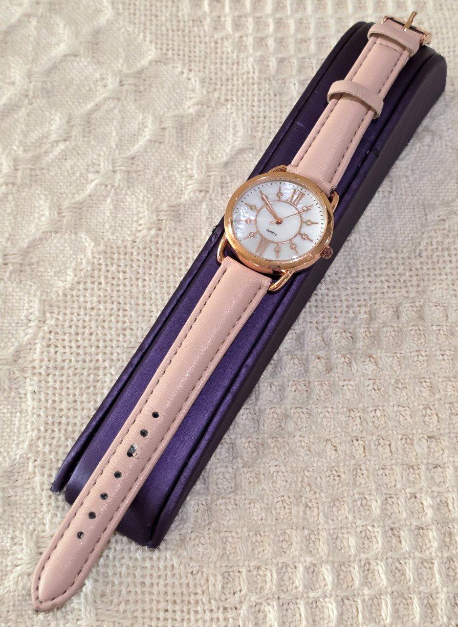 Rose Gold Bezel MOP Face Crystal Hour Marks Easy to Read Women’s Watch Runs Well