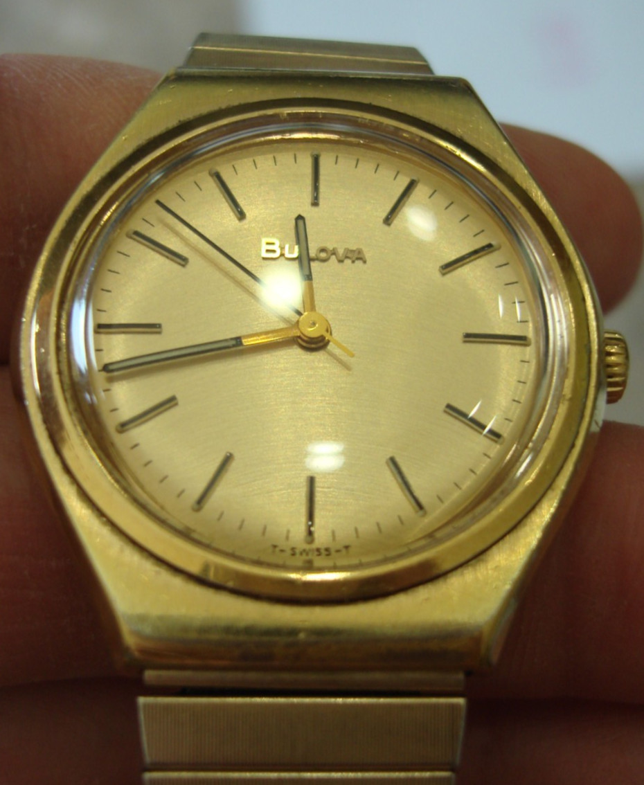 1979 Bulova N9 Swiss 17 Jewels ETA CW 2851 Champagne Brushed Dial wristwatch
