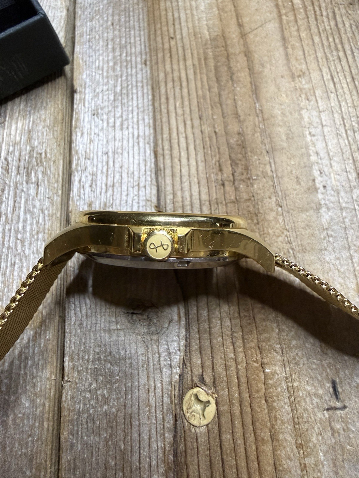 About Vintage (AV88) Gold Tone 1971 Swiss Auto Wristbands 40mm Beautiful.