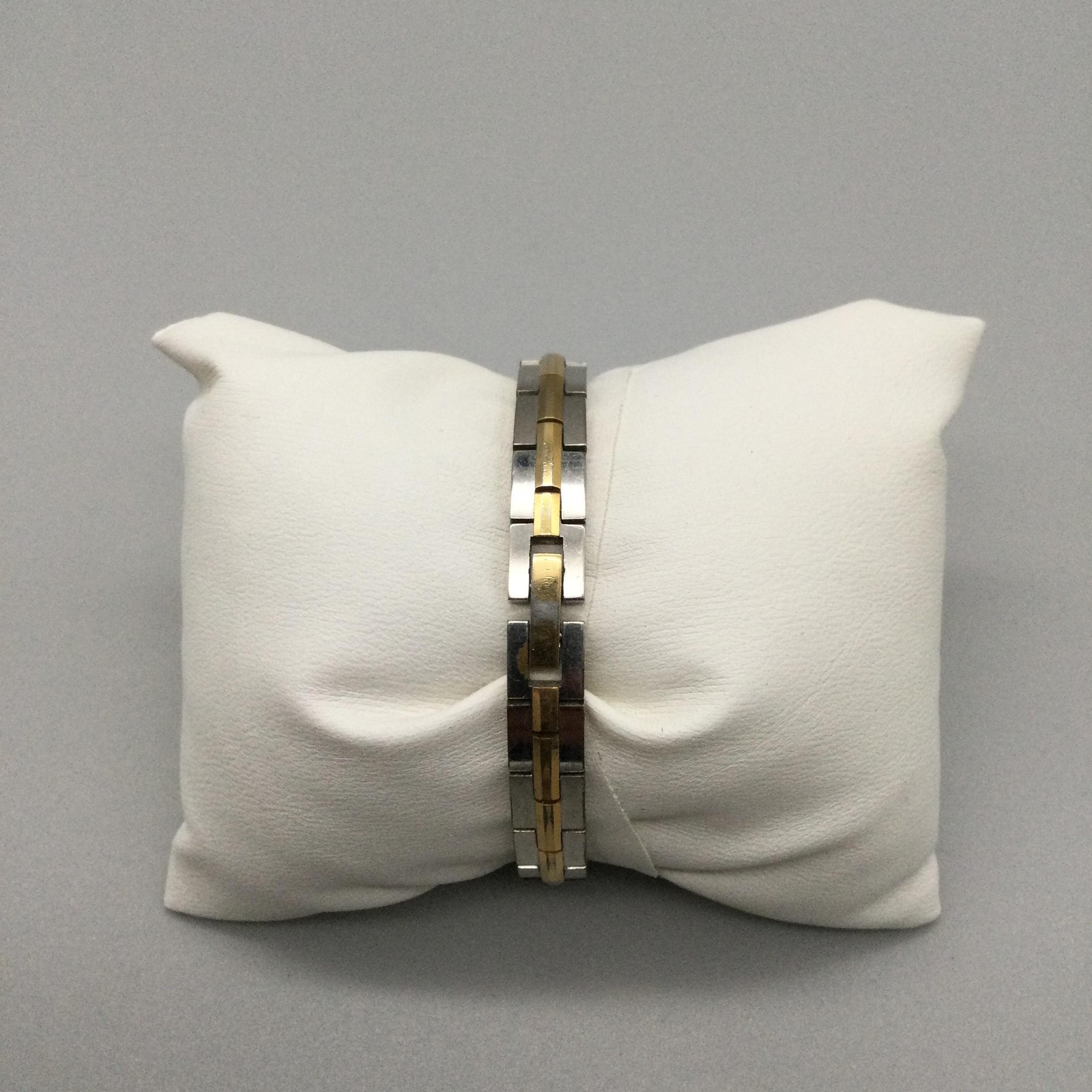 Seiko Womens Watch 13mm White Dial Two Tone Bracelet 2E20-7479 New Battery 5.5″