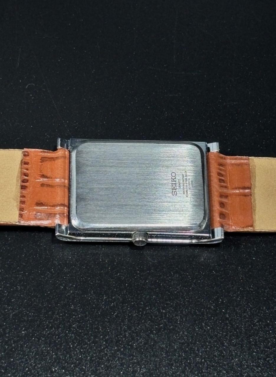 Vintage Seiko Slim Quartz Men’s Wristwatch With Free DDP Shipping