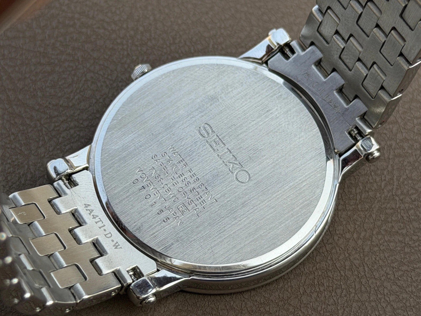 Vintage Seiko Quartz Wristwatch — Silver Case, Roman Numerals, Black Dial S-131