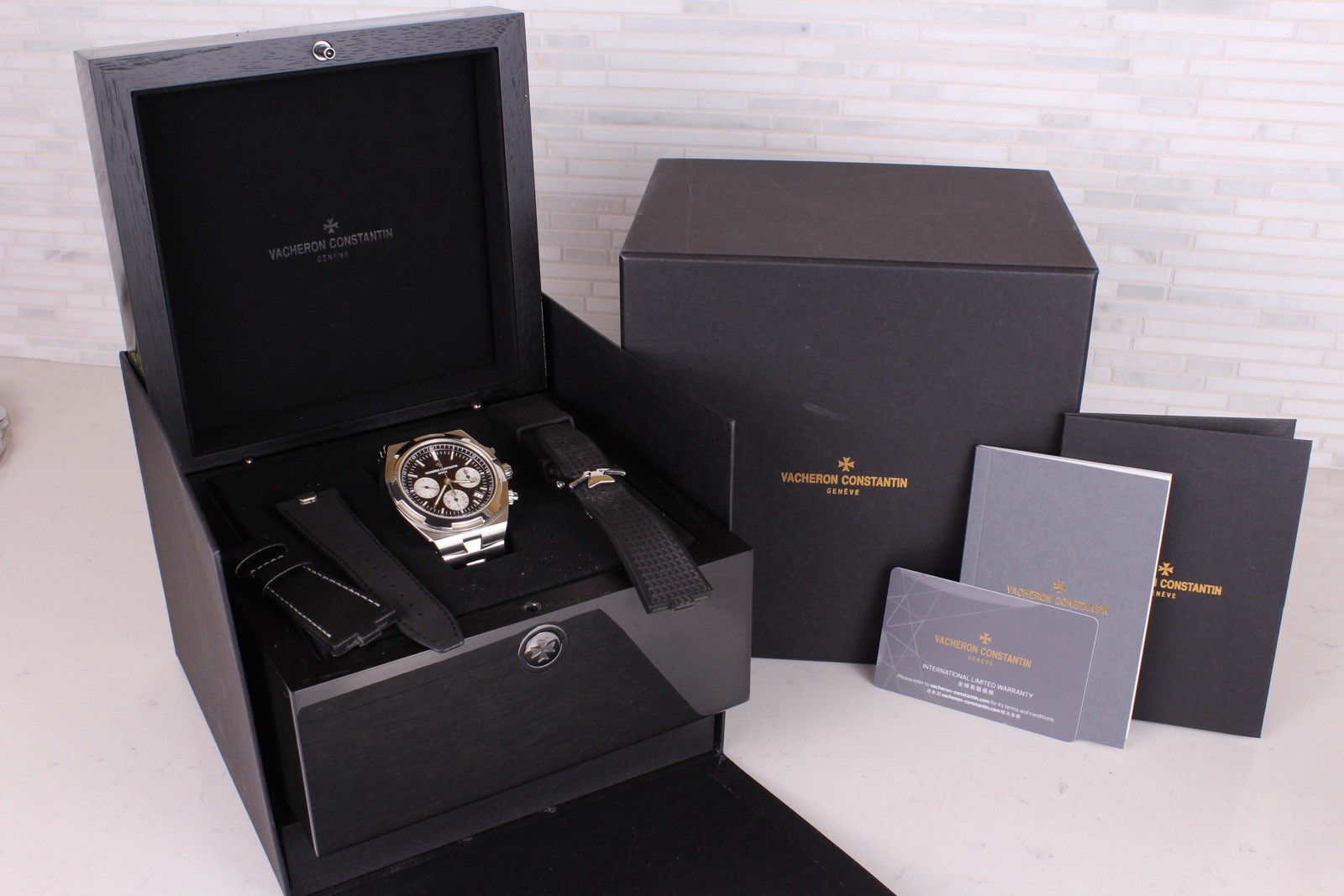 Vacheron Constantin Overseas Chrono “Reverse Panda” | Ref. 5520V/210A-B481 Mint