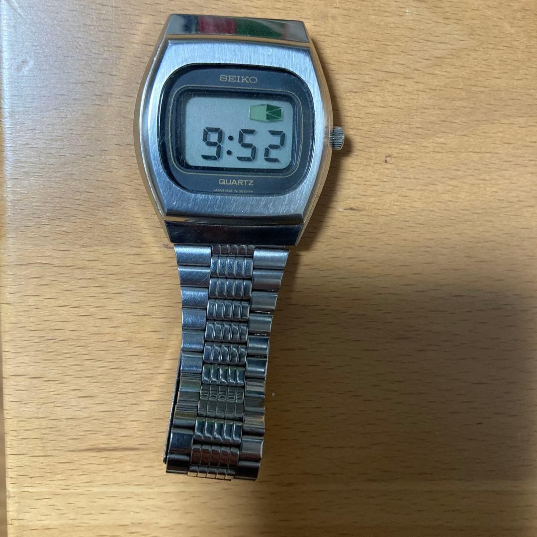 Seiko Digital Wristwatch Black Silver Bracelet Push-Button Deployant Accessory