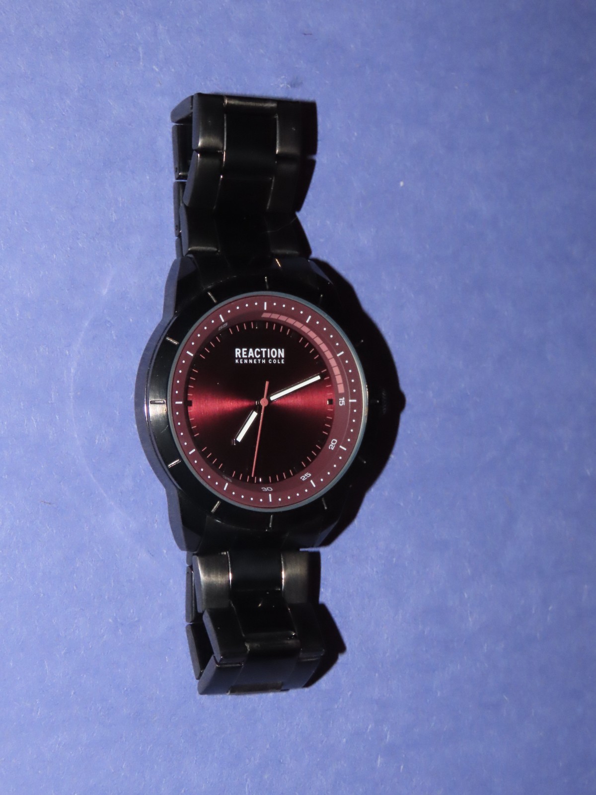 Vtg RUNS KENNETH COLE MEN’S WATCH BURGUNDY RED DIAL BLACK METAL STRAP REACTION