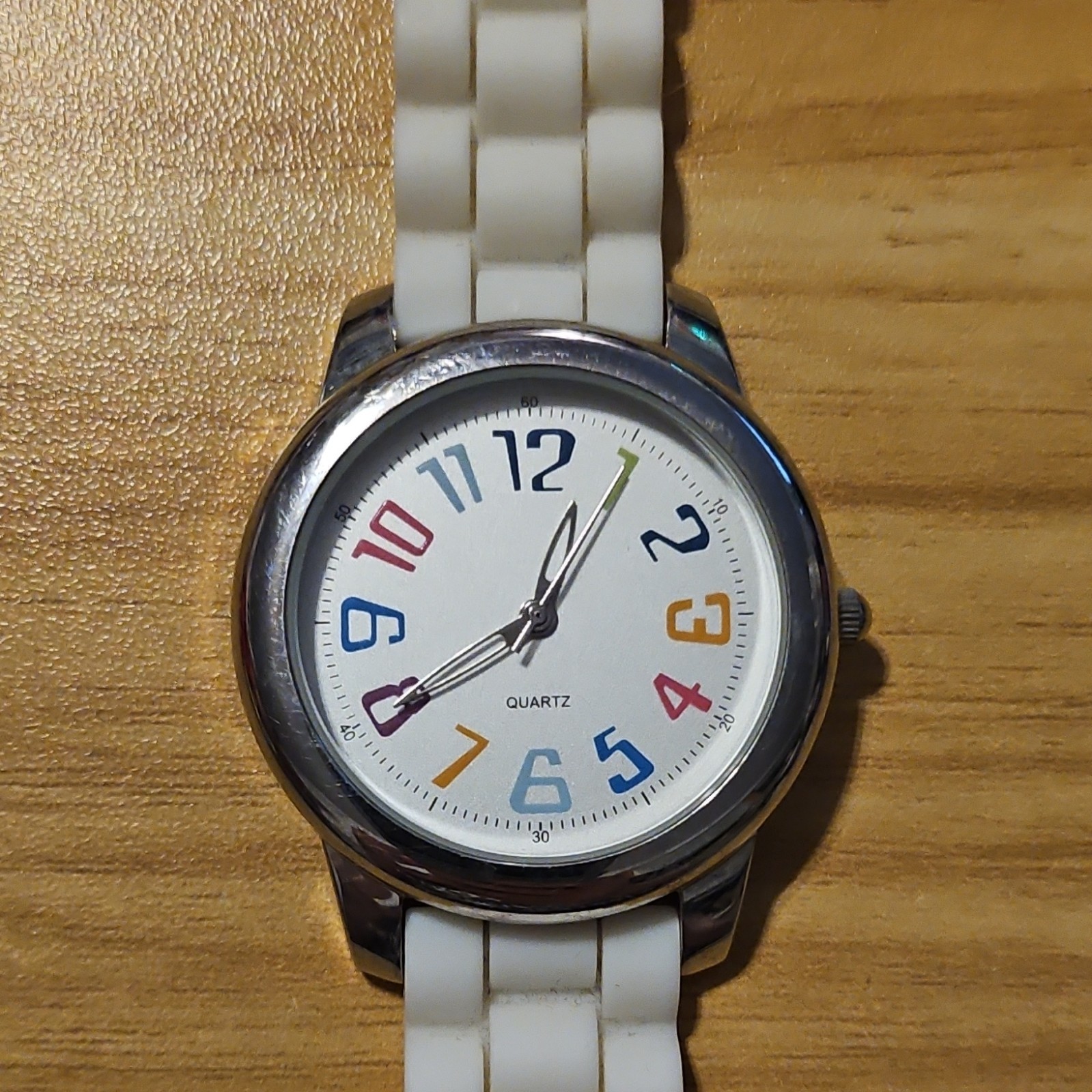 Quartz Analog Wristwatch 26mm Silver SS Case White Rubber Strap Multicolor Dial