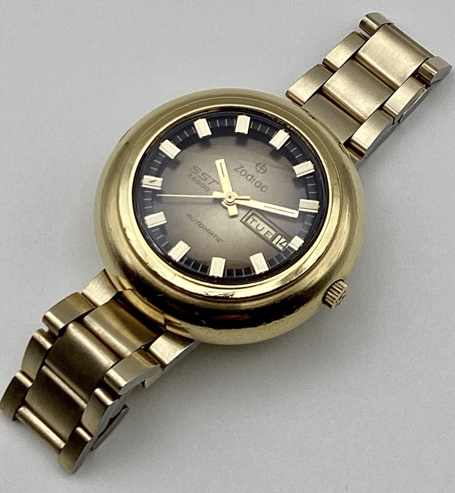 Zodiac Swiss SST 36000 UFO Case Gold G20 Day Date Automatic Keeps Perfect Time