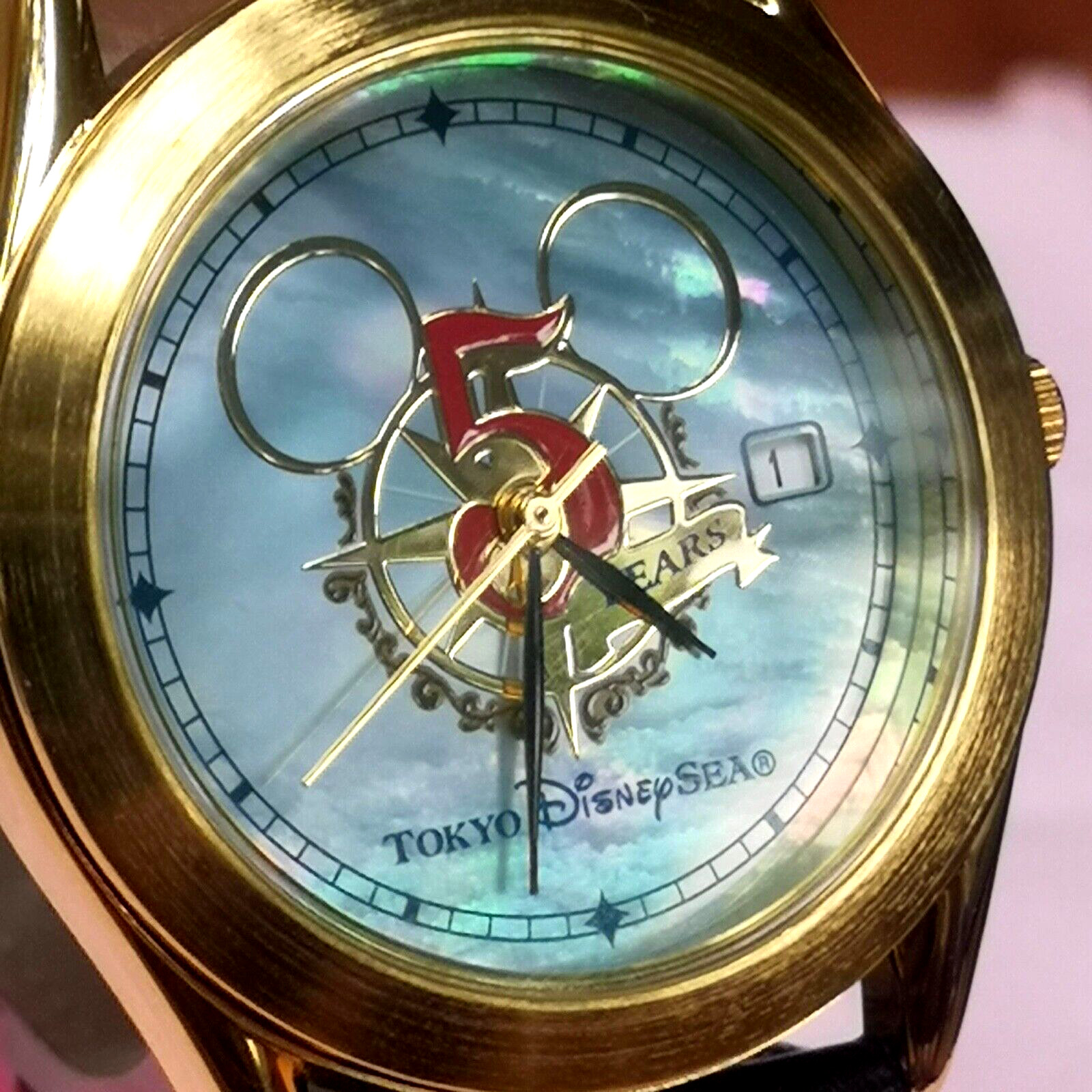 Nice Tokyo Disney Sea 5 years men’s Quartz watch. Come with original box.