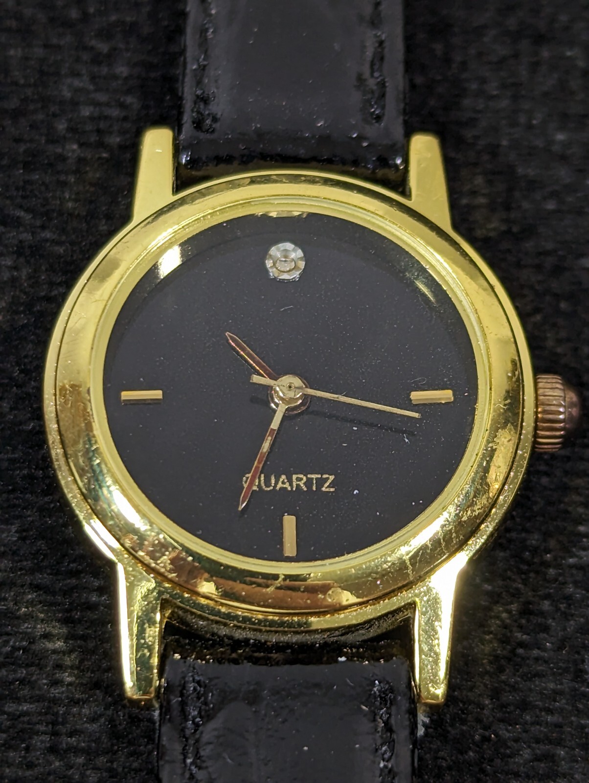 Womans Black Dial Round Gold Tone Case Black Leather Band Watch 6.75 In