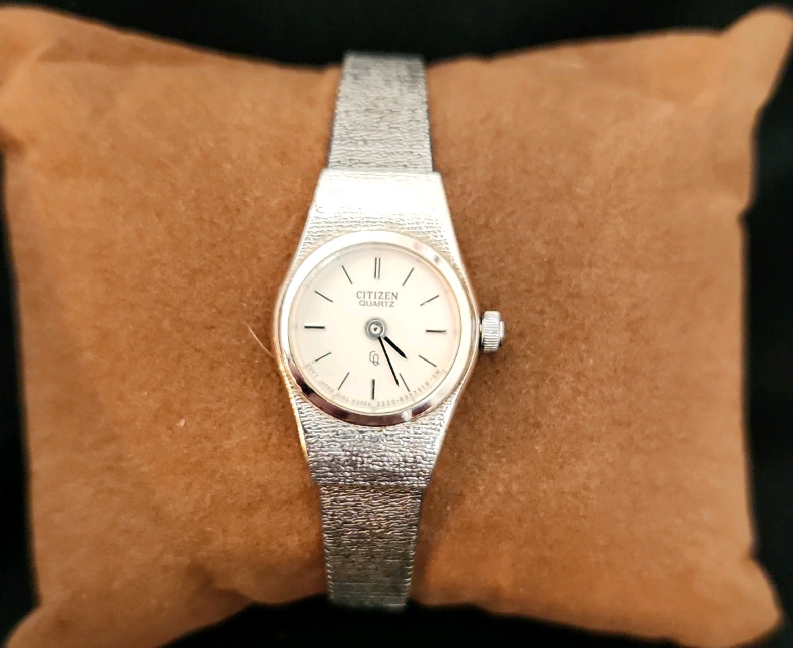 Citizen Quartz Women’s Dress Watch White Dial Silver Tone Bracelet 17mm RUNNING