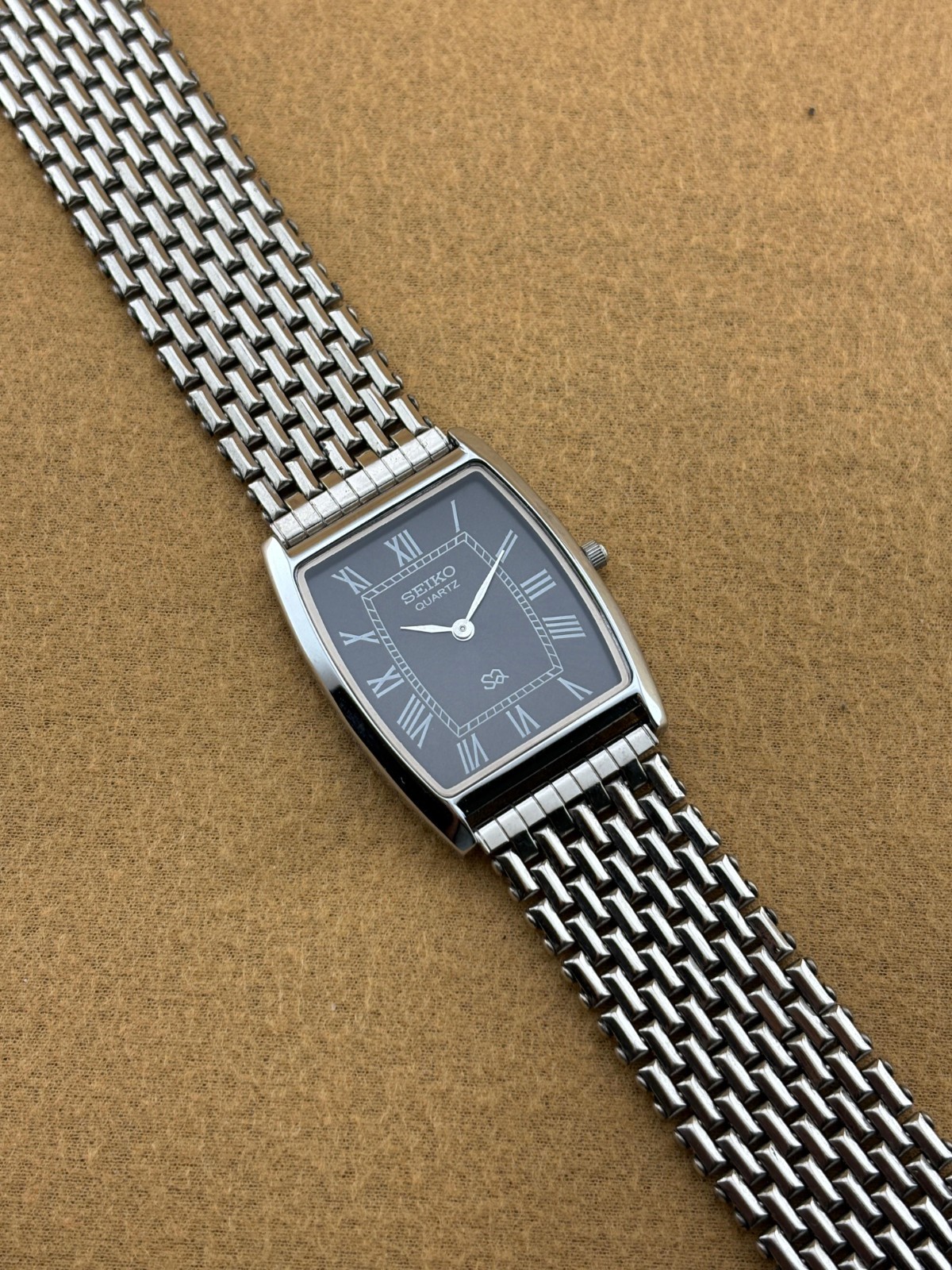 BLACK SILVER BARREL Vintage Seiko Slim Quartz Men’s Wristwatch