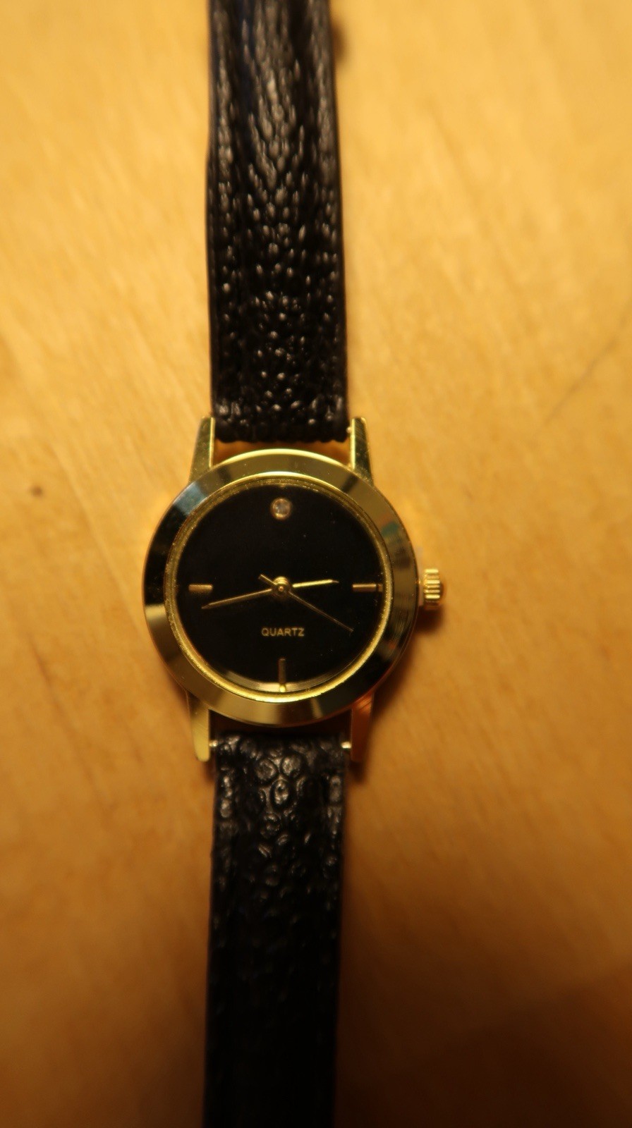 Quartz Wristwatch Black Leather Strap Baton Indexes Gold Case